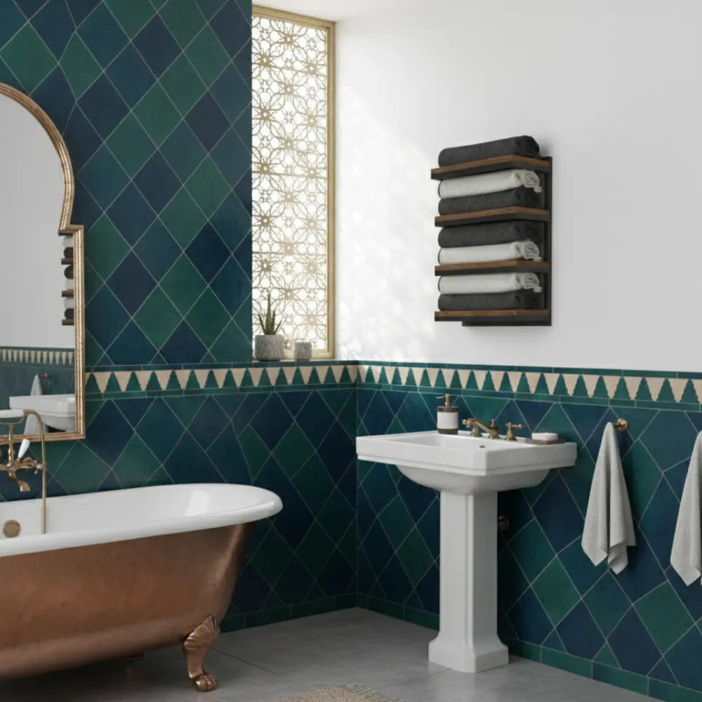 Décoration de salle de bain orientale avec douche à l'italienne dorée, lanternes suspendues et porte-serviettes moderne en bois et métal.