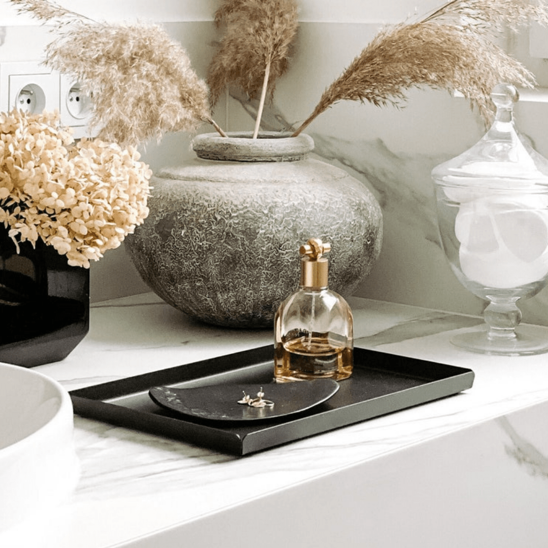 Plateau en acier pour organiser les accessoires de salle de bain