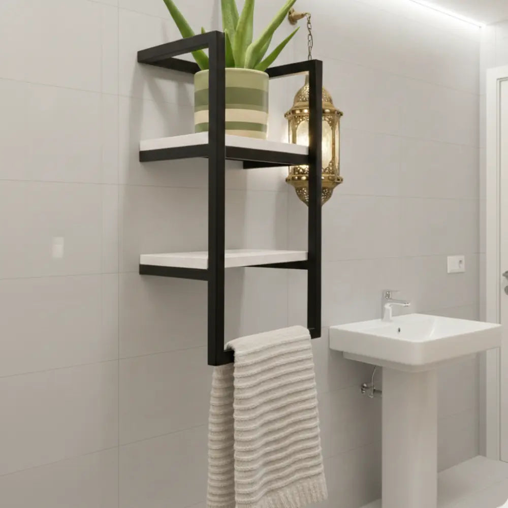 Décoration de salle de bain élégante avec une étagère minimaliste, une lanterne dorée suspendue et un miroir lumineux LED en arrière-plan.