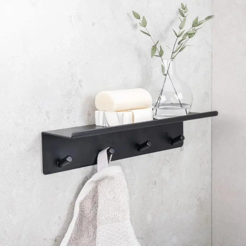 Étagère murale avec patère pour salle de bain au Maroc