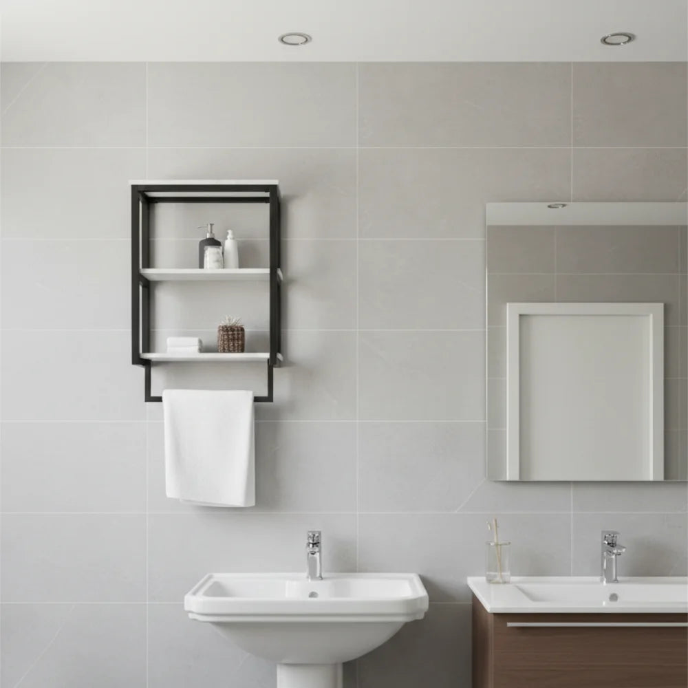 Étagère murale élégante avec structure noire et plateaux effet mdf blanc, équipée d'une barre porte-serviette intégrée.