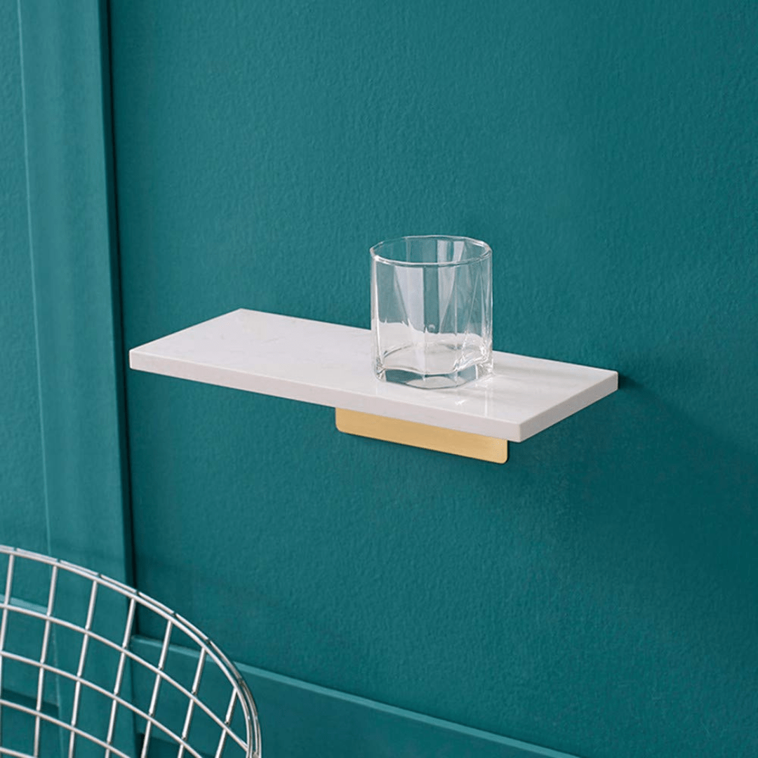 Étagère pour salle de bain en marbre naturel : un rangement.