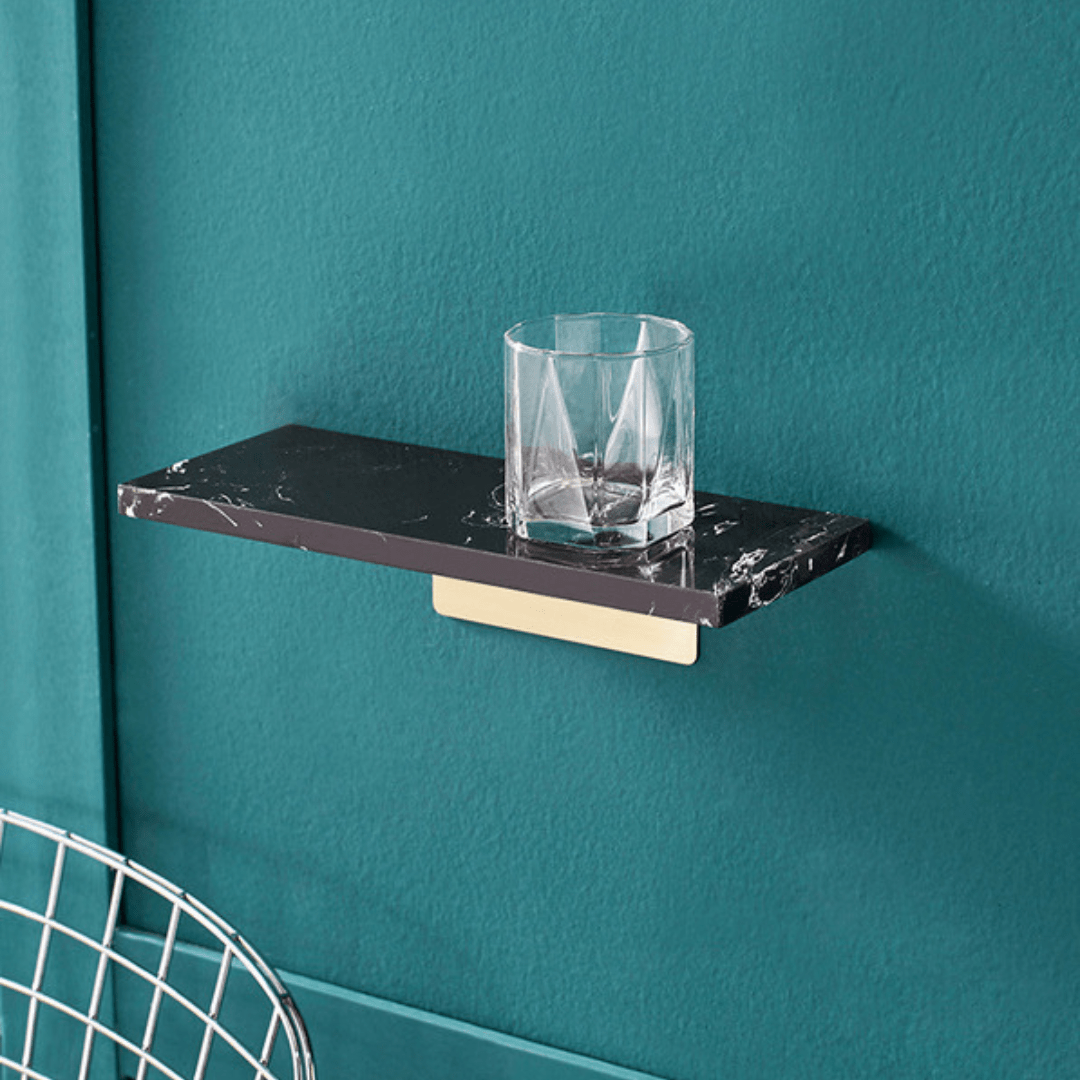 Étagère pour salle de bain en marbre naturel : un rangement chic.