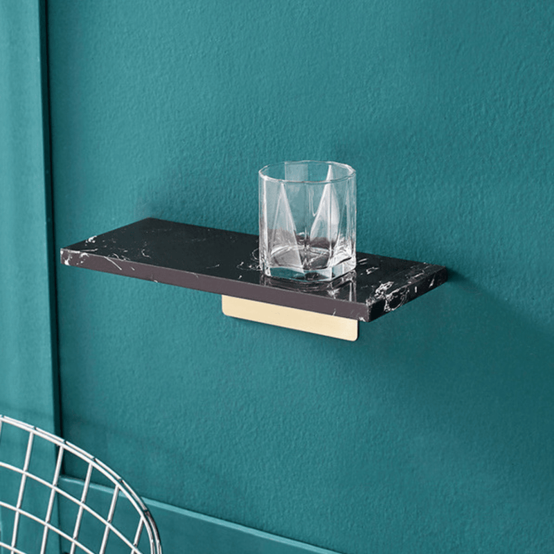 Étagère pour salle de bain en marbre naturel : un rangement chic.