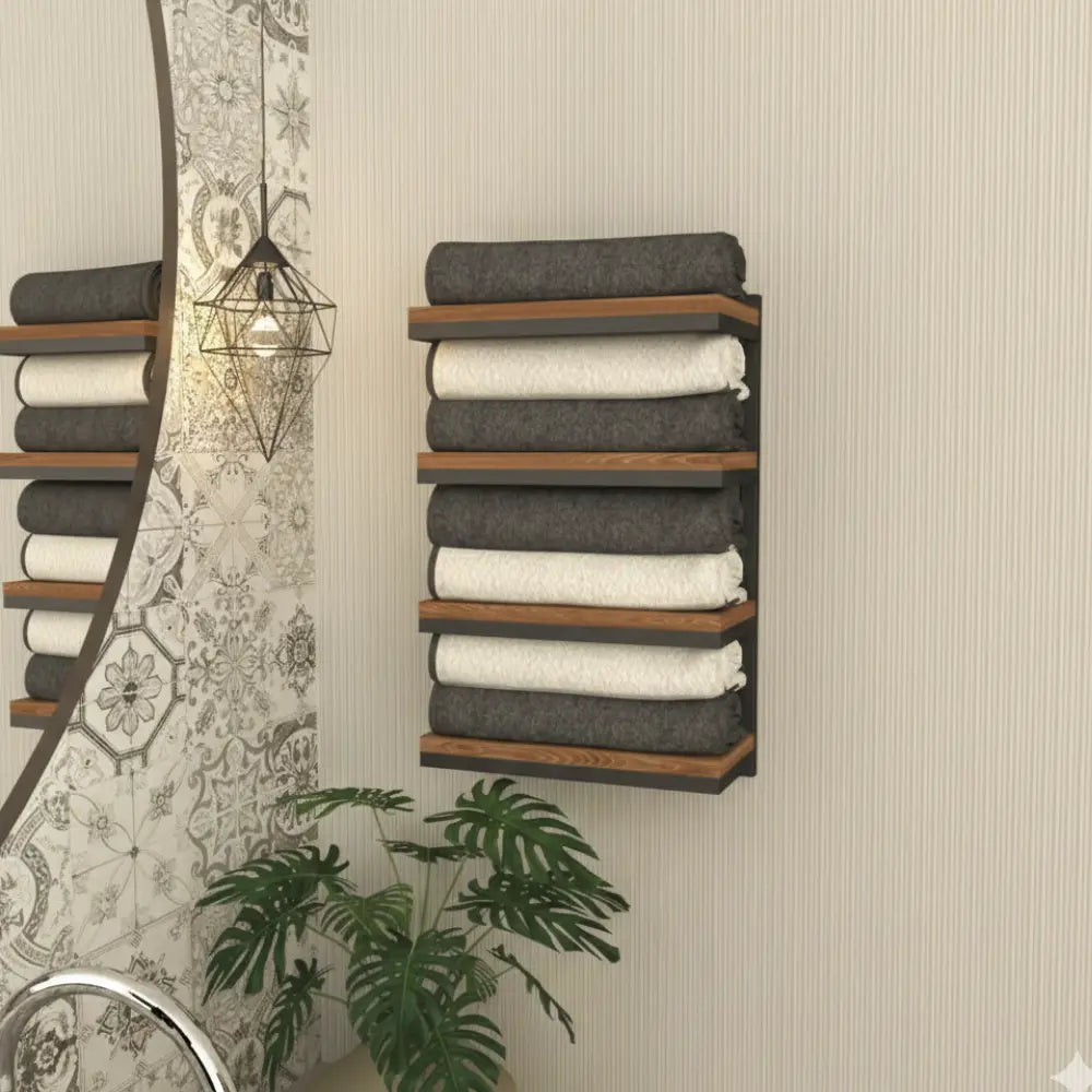 Étagère murale moderne pour salle de bain avec structure en métal noir et tablettes en bois, accueillant des serviettes grises et blanches roulées.