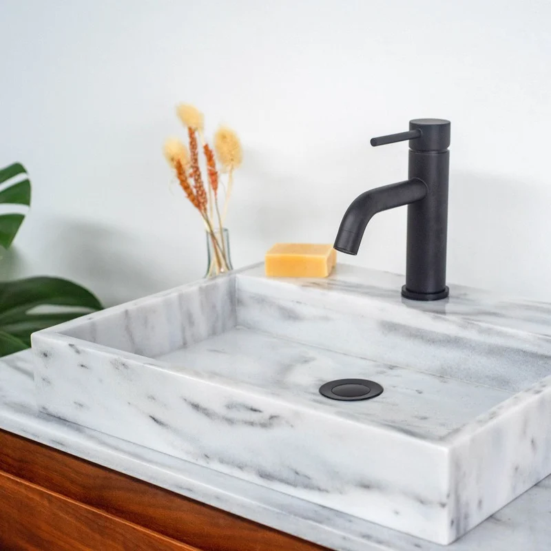 Lavabo en marbre pour salle de bain contemporaine