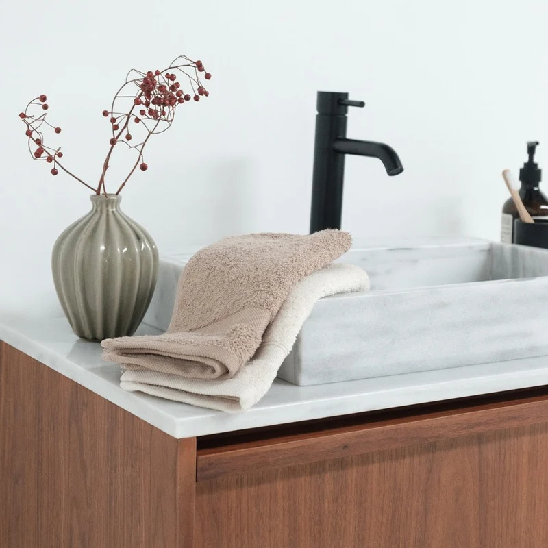 Lavabo salle de bain en marbre non sculpté au design épuré