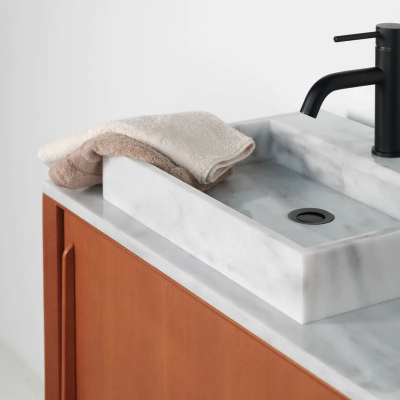 Meuble de salle de bain avec vasque en marbre naturel au Maroc