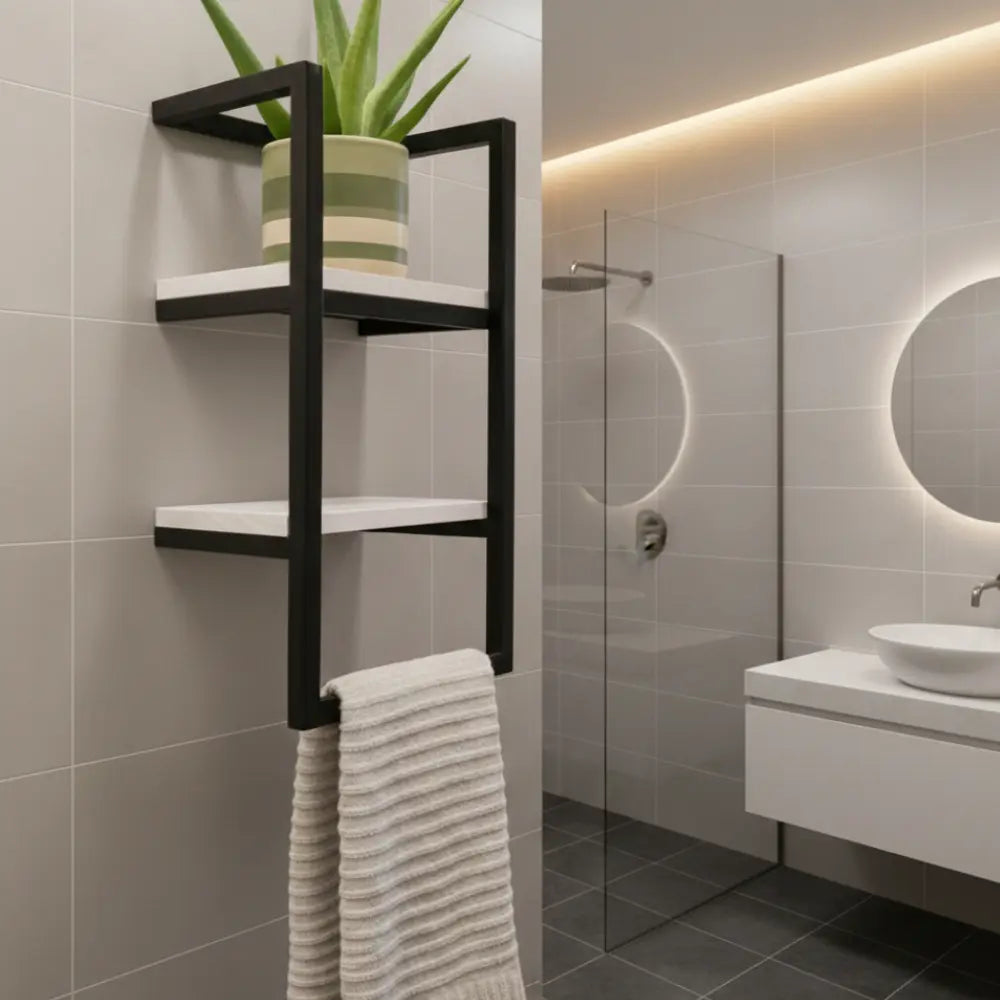 Aménagement de salle de bain moderne avec une étagère minimaliste noire, une plante aloe vera en pot et une serviette suspendue