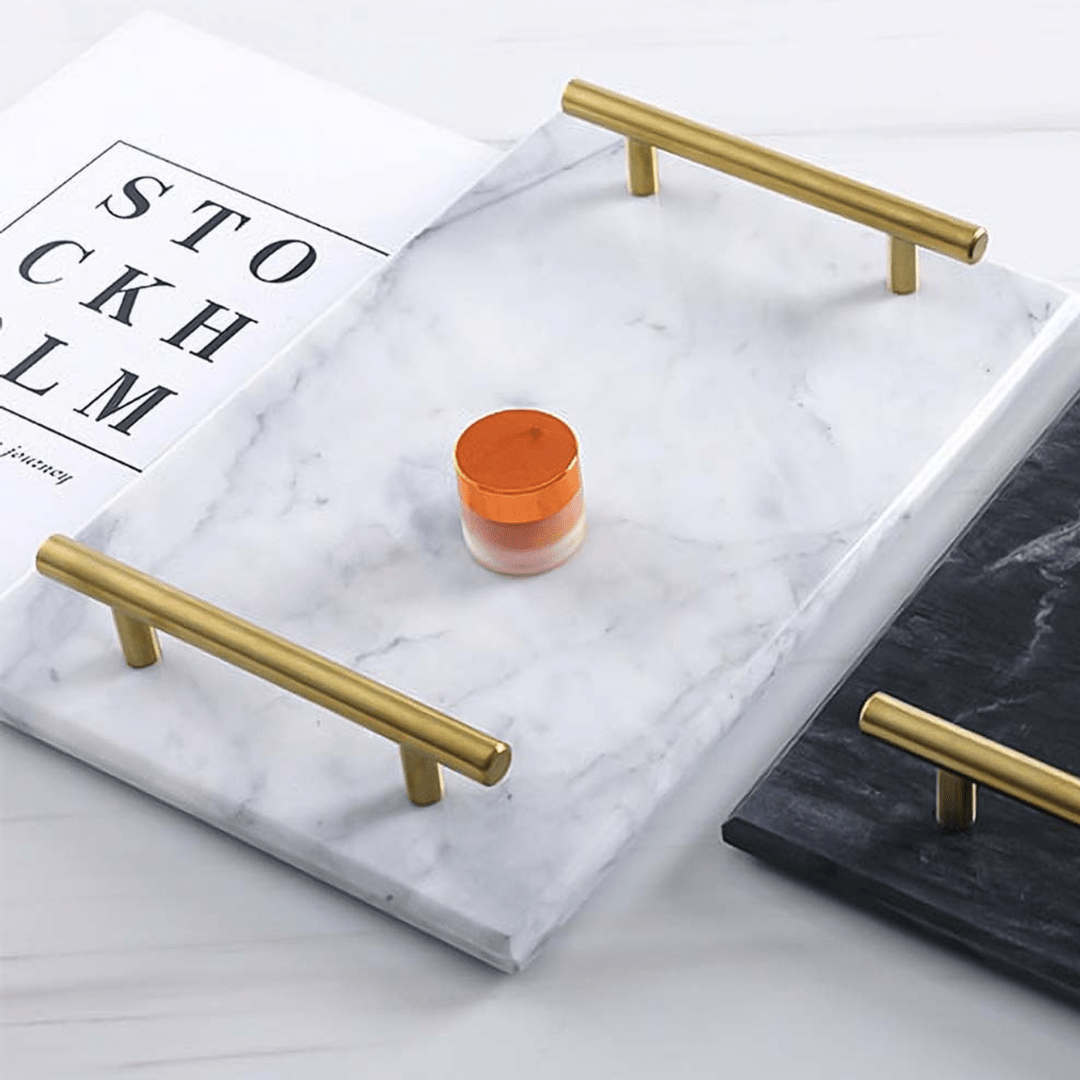 Plateau en marbre avec des poignées dorées pour organiser les accessoires de salle de bain