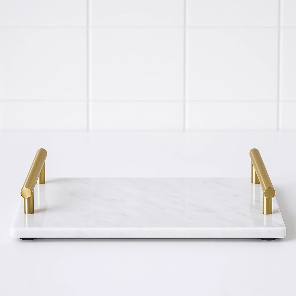 Plateau rectangulaire en marbre blanc avec poignées dorées de luxe