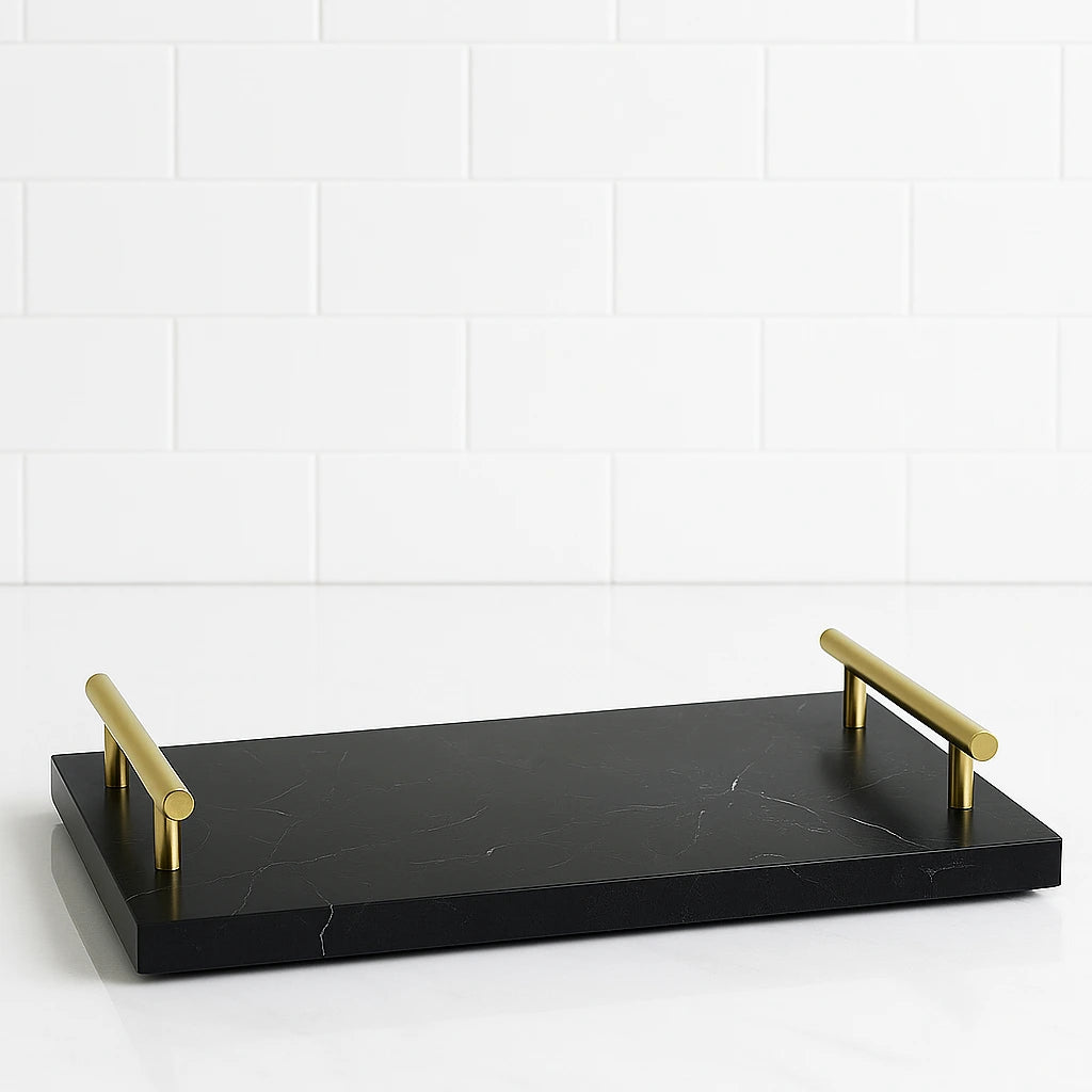Plateau rectangulaire en marbre noir avec poignées dorées de luxe