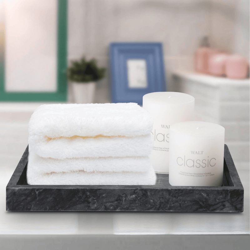 Plateau rectangulaire en marbre naturel, parfait pour organiser vos accessoires de salle de bain.