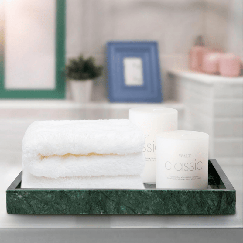 Plateau rectangulaire en marbre naturel, élégant et durable, parfait pour organiser vos accessoires de salle de bain