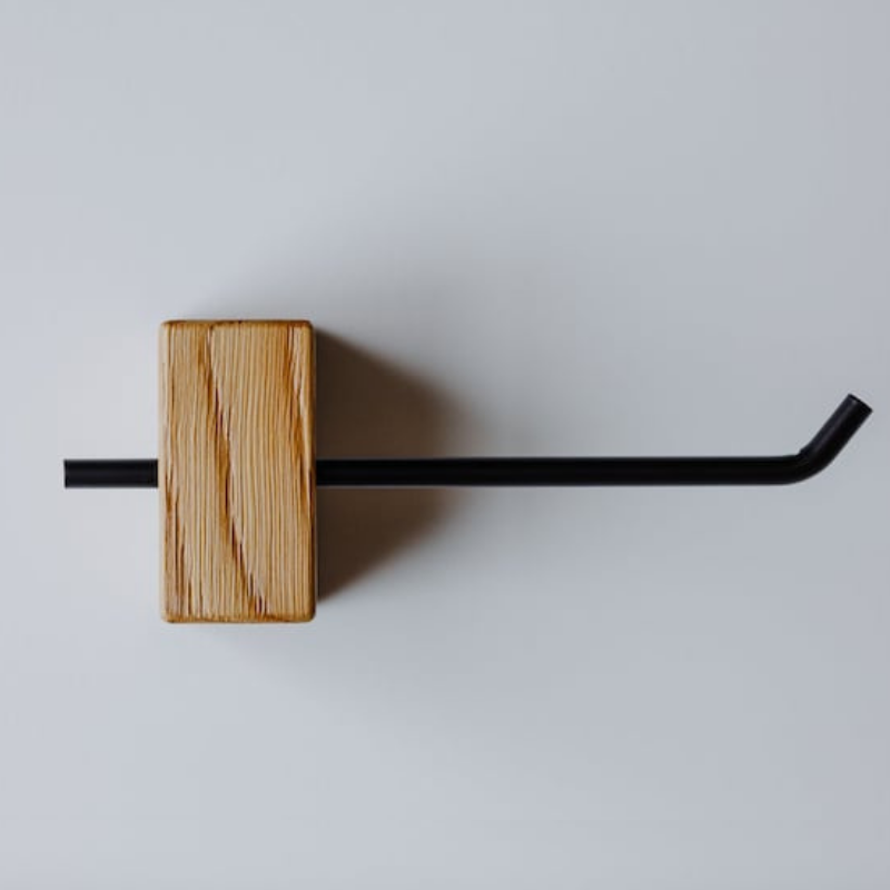 Apportez une touche naturelle et moderne à votre salle de bain avec notre porte papier toilette en bois et métal. 