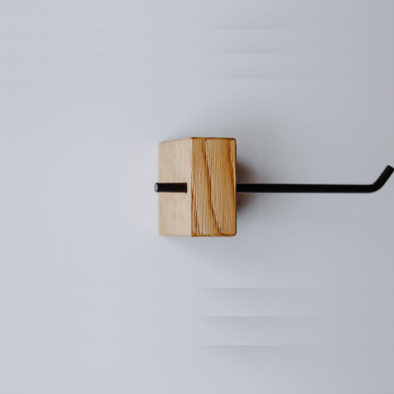 Apportez une touche naturelle et moderne à votre salle de bain avec notre porte papier toilette en bois et métal. Design épuré
