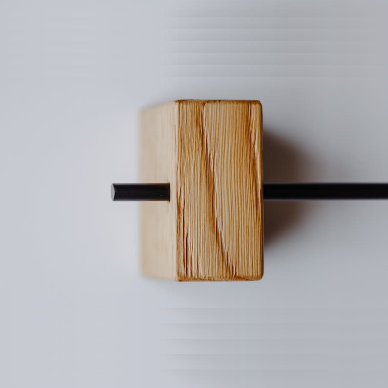 Apportez une touche moderne à votre salle de bain avec notre porte papier toilette en bois et métal. 