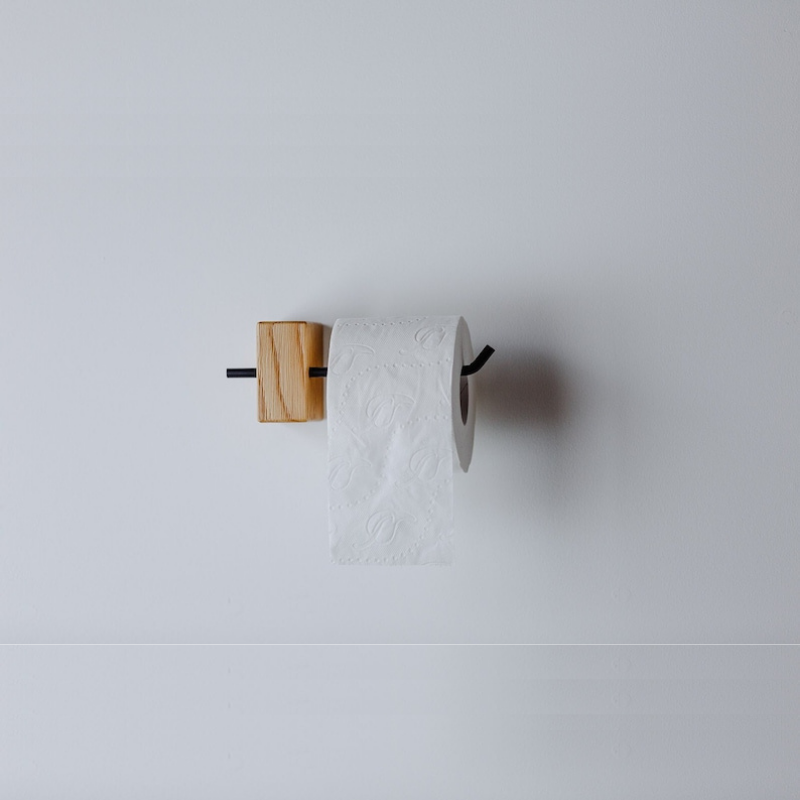 Apportez une touche naturelle et moderne à votre salle de bain avec notre porte papier toilette en bois et métal. Design épuré, installation facile et résistance à l’humidité. Disponible sur Decorluxe.ma !