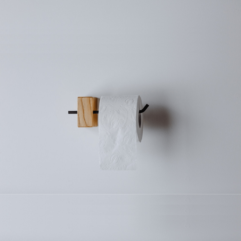 Votre salle de bain avec notre porte papier toilette en bois et métal.