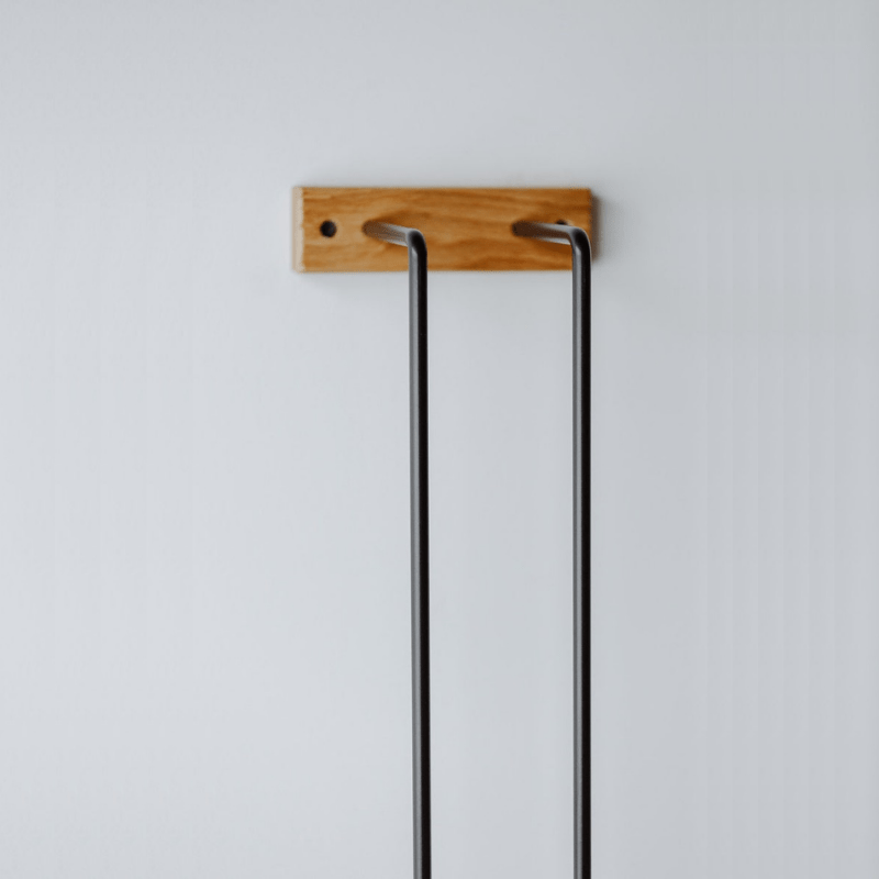 porte papier toilette mural en bois pour une salles de bain .