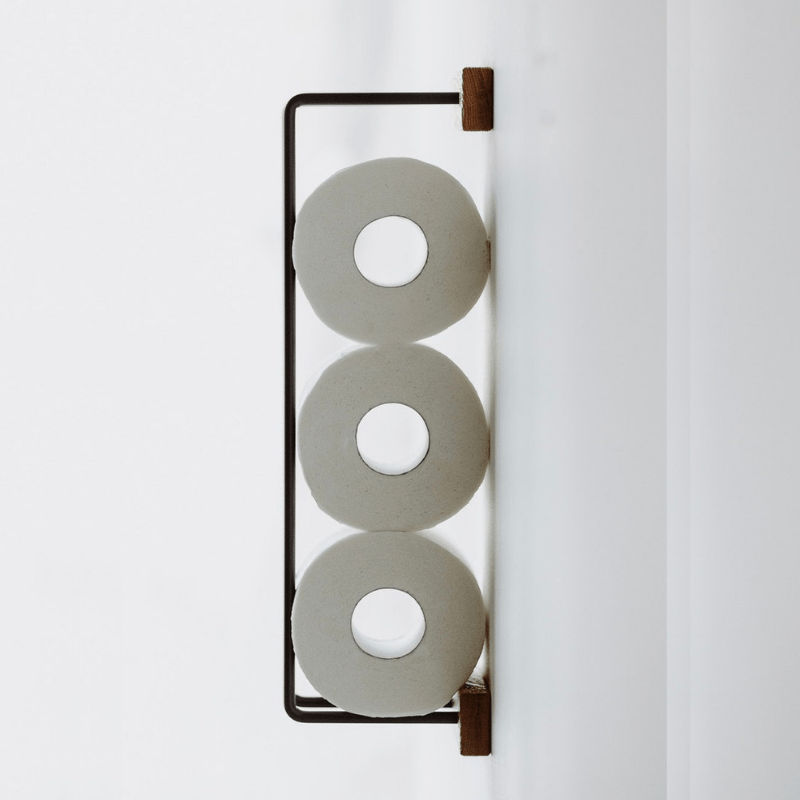 Découvrez notre porte papier toilette mural en bois et métal, design élégant, gain de place et pratique pour salle de bain