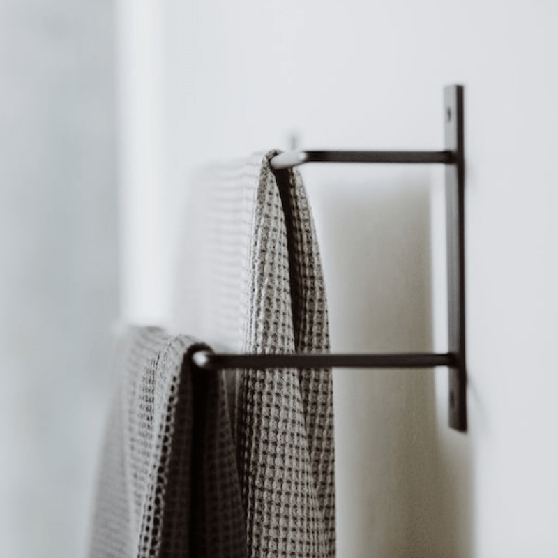 Optimisez l’espace de votre salle de bain avec notre porte-serviettes mural en métal. Élégant, résistant à l’humidité