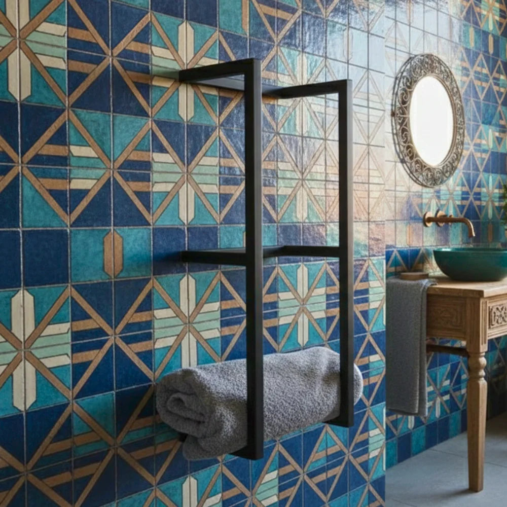 Porte-serviette mural noir au design minimaliste installé sur un mur de carreaux de ciment bleus aux motifs géométriques orientaux.