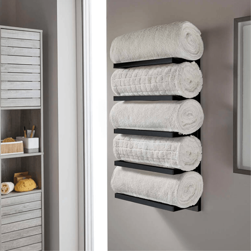 porte serviette multifonctions installé sur un mur en briques blanches, avec serviettes roulées pour un rangement optimal