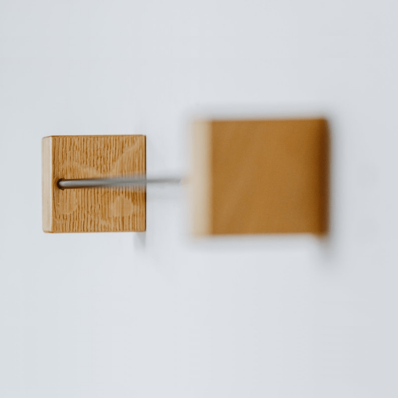 Organisez votre salle de bain avec style grâce au porte-serviettes mural en bois et métal. Fixation adhésive