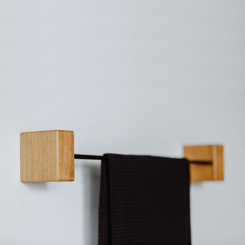 Organisez votre salle de bain avec style grâce au porte-serviettes mural en bois et métal.