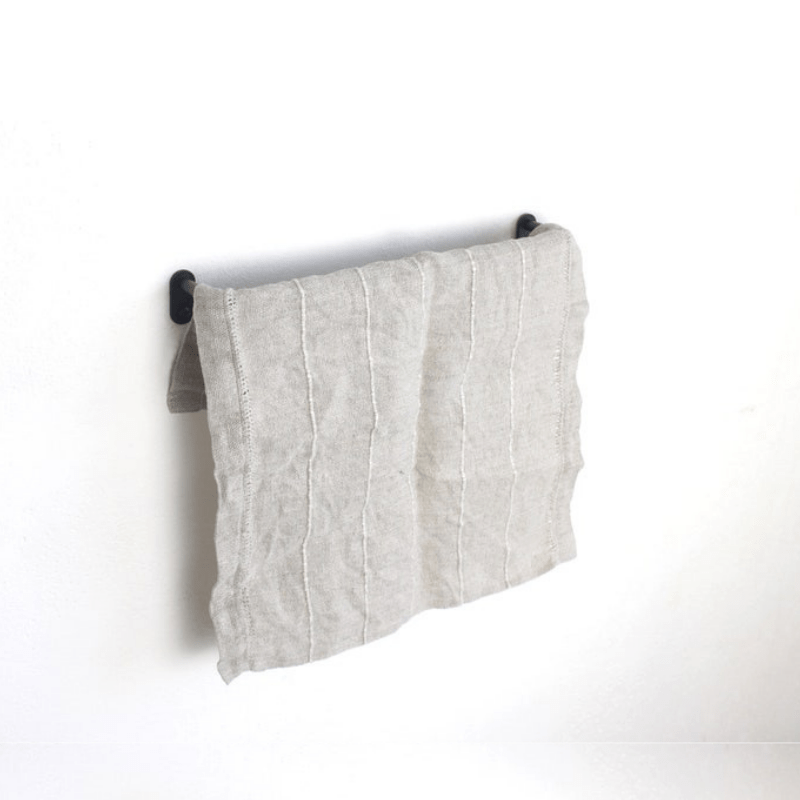 Ajoutez une touche à votre salle de bain avec notre porte-serviettes mural en métal noir. Design épuré