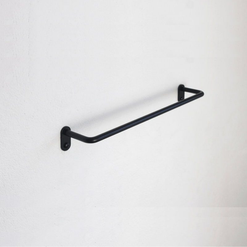 porte-serviettes mural en métal noir. Design épuré, résistant à l’humidité