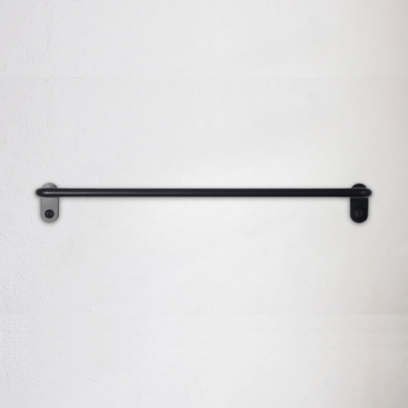 Ajoutez une touche moderne à votre salle de bain avec notre porte-serviettes mural en métal noir. 
