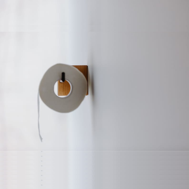 Apportez une touche naturelle et moderne à votre salle de bain avec notre porte papier toilette en bois et métal. Design épuré, installation facile et résistance à l’humidité. 