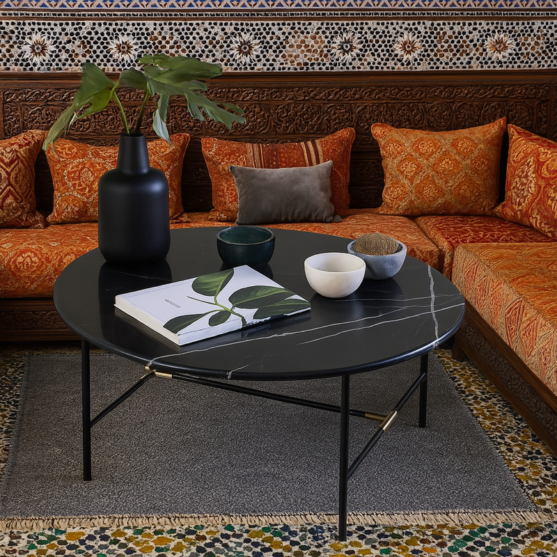 Plateau en marbre veiné sur table basse moderne au Maroc
