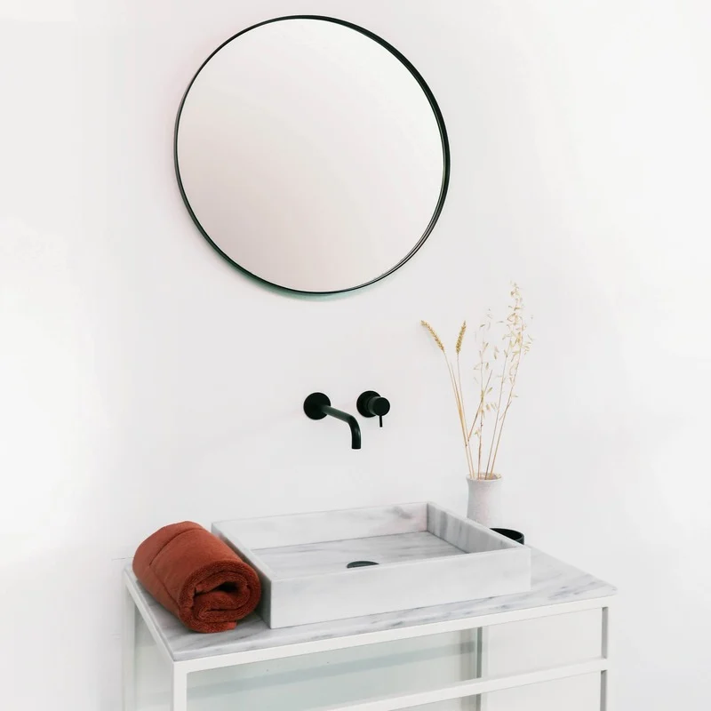 Lavabo salle de bain en marbre blanc avec finitions luxueuses