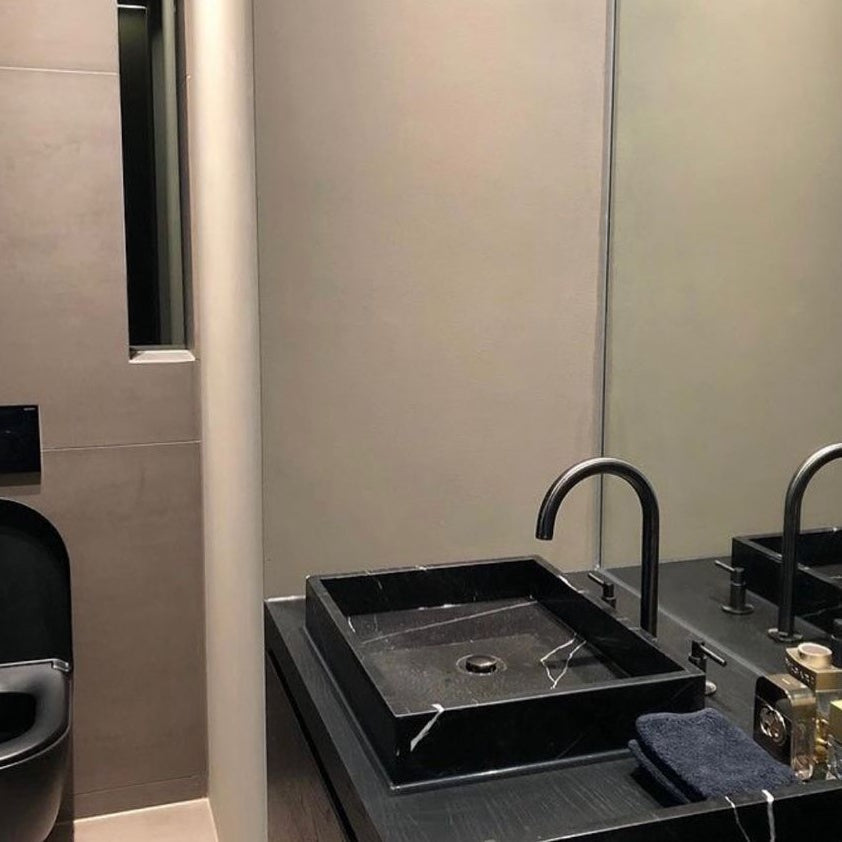 Lavabo sur plan en marbre pour salle de bain contemporaine