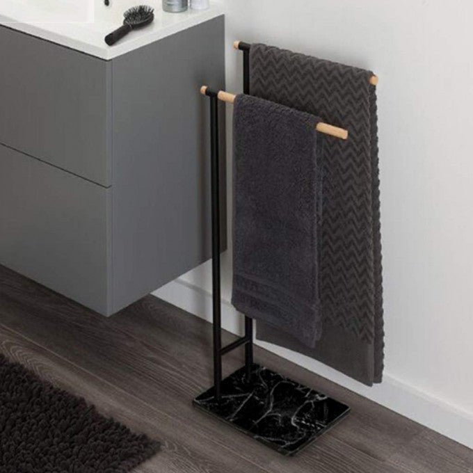 Porte-serviettes sur pied en métal avec base en marbre au Maroc