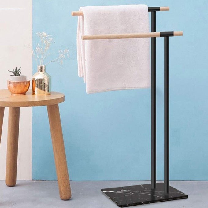 Porte-serviettes sur pied en métal avec base en marbre
